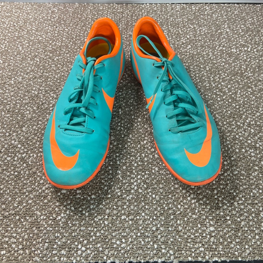 Nike Mercurial Victory Indoor Soccer Football Shoes in size 4 Youth